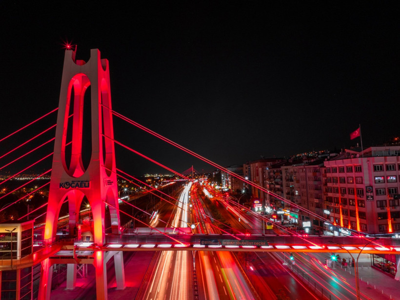 Bayrak çağrısına Büyükşehirden yanıt! Kent kırmızı beyaz renklere büründü - Resim : 2