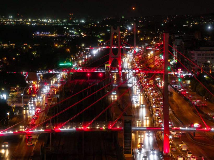 Bayrak çağrısına Büyükşehirden yanıt! Kent kırmızı beyaz renklere büründü - Resim : 3