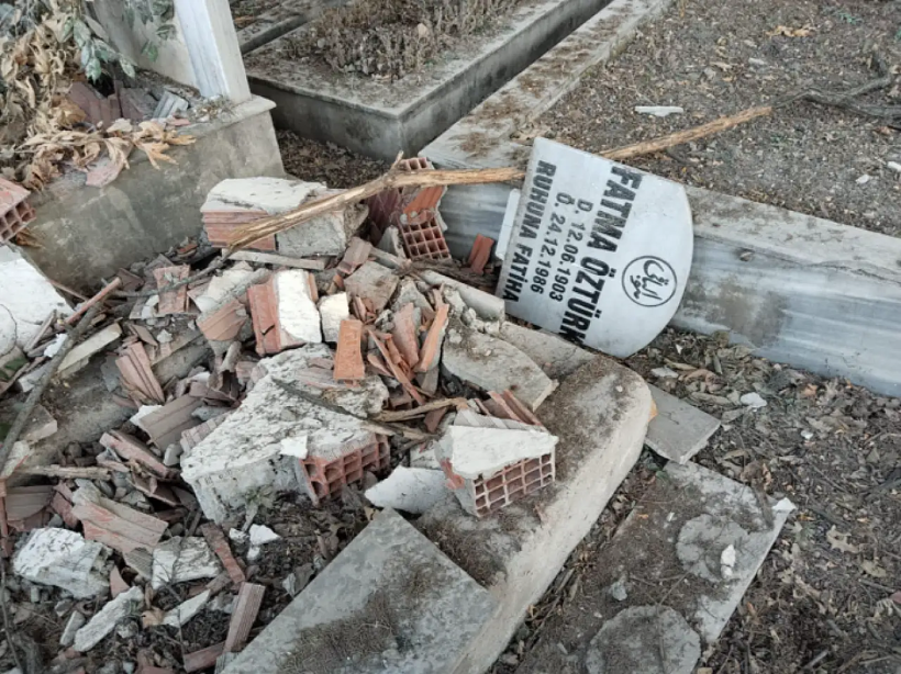 Tarihi mezarlığa büyük saygısızlık! Vatandaşlardan dikkatsizliğe tepki! - Resim : 3