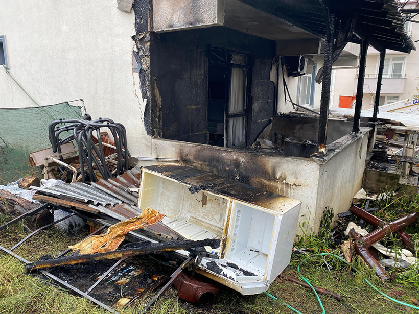Bir kıvılcım yetti: Kömür sobası evi yaktı! - Resim : 1