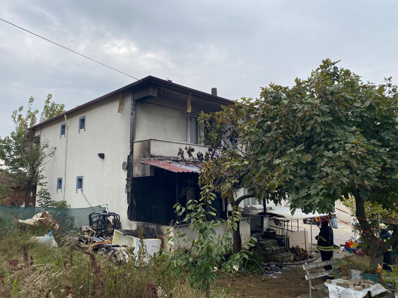 Bir kıvılcım yetti: Kömür sobası evi yaktı! - Resim : 3