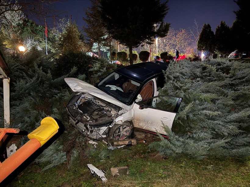 Alkollü sürücü gözaltına alındı… Kontrolden çıkan cip sitenin otoparkına girdi! - Resim : 2