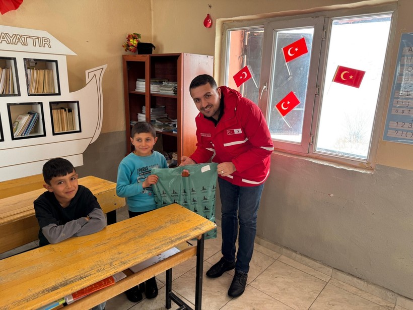 Kızılay'dan çocuklara yardım eli - Resim : 1