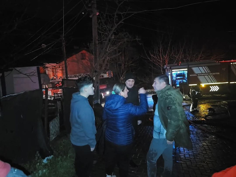 Alevlerin kapladığı ev kullanılamaz hale geldi! - Resim : 3