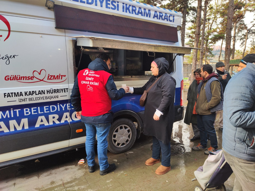 İzmit Belediyesinden vatandaşın içini ısıtan ikram - Resim : 1