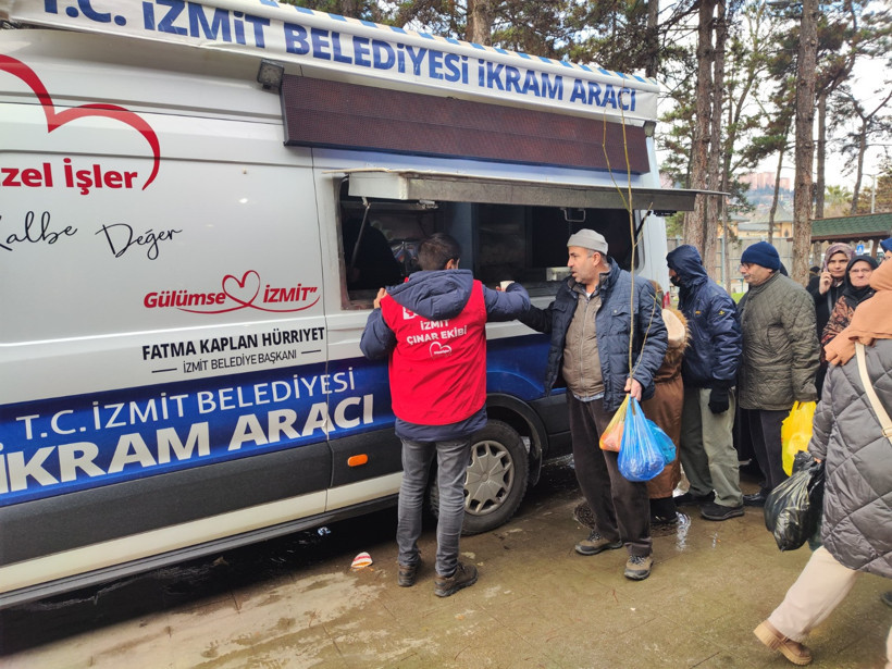 İzmit Belediyesinden vatandaşın içini ısıtan ikram - Resim : 2