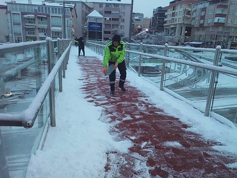 Büyükşehir ekipleri, yaya güvenliği için sahada - Resim : 1