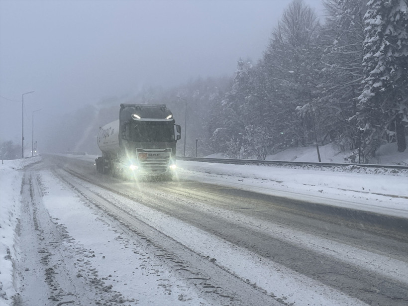 Bolu Dağı'nda yoğun kar yağışı etkili oluyor! - Resim : 2