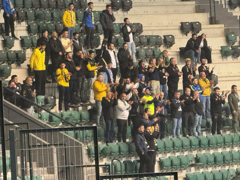 Maç öncesi tribünde dostluk - Resim : 2