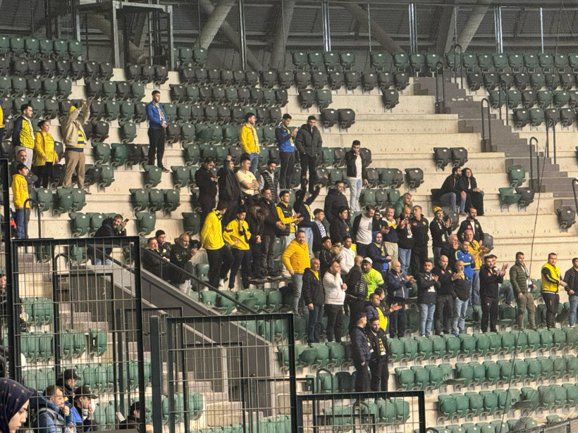 Maç öncesi tribünde dostluk - Resim : 1