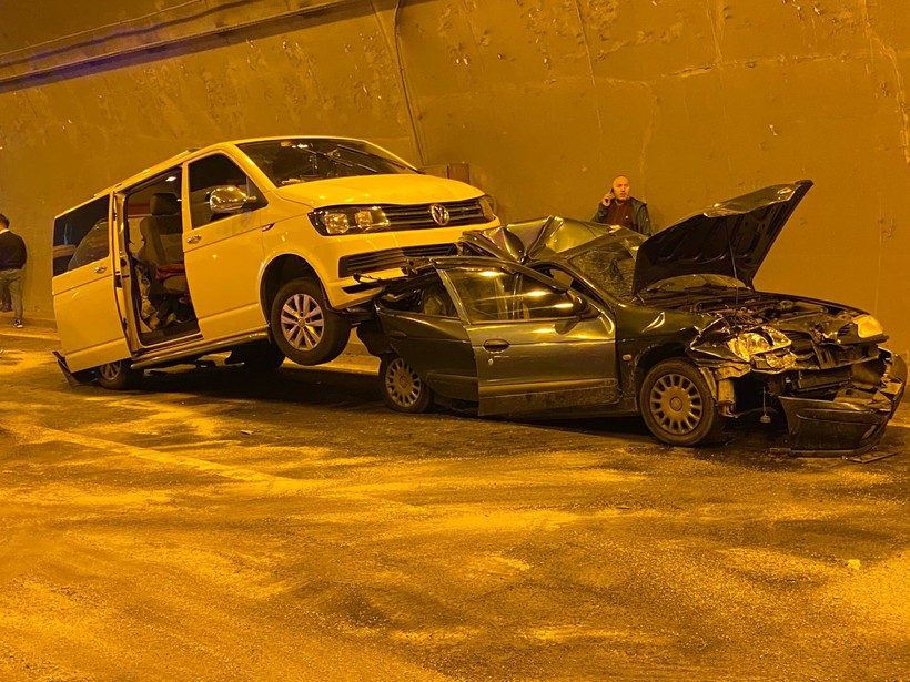 TEM Otoyolu'nda zincirleme trafik kazası: Çok sayıda yaralı var! - Resim : 3