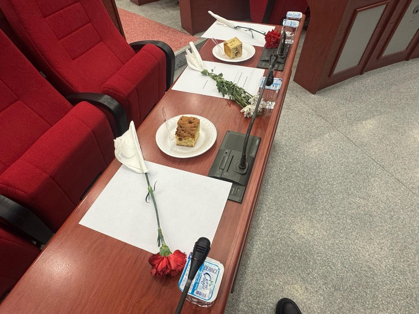 Gergin meclis sonrası çiçeklerle başladılar - Resim : 2