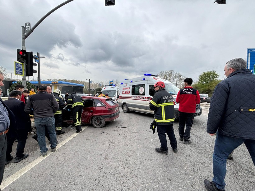 Hastayı hastaneye yetiştirmeye çalışan ambulans otomobille çarpıştı! - Resim : 3
