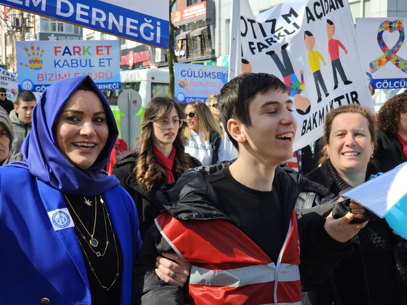 Otizm Farkındalık Günü Gölcük'te renkli görüntülere sahne oldu - Resim: 3