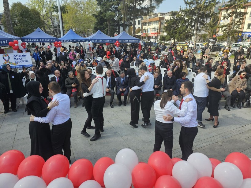Otizm Farkındalık Günü Gölcük'te renkli görüntülere sahne oldu - Resim: 4