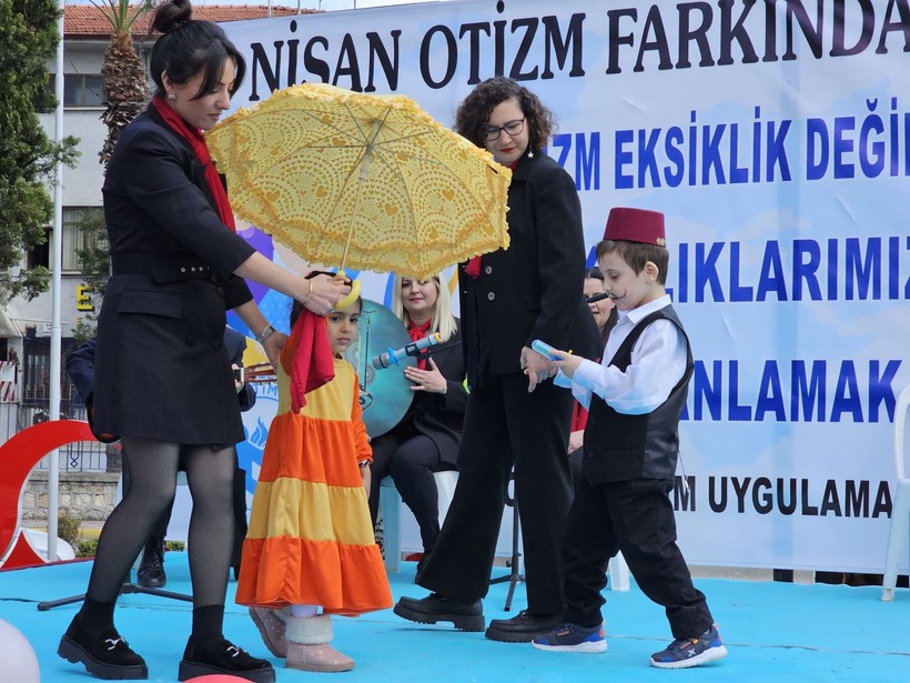 Otizm Farkındalık Günü Gölcük'te renkli görüntülere sahne oldu - Resim: 7