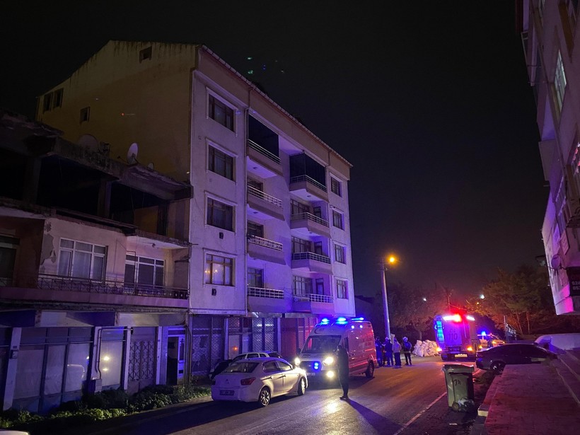 Apartmanı gaz kokusu sardı, bina tahliye edildi - Resim : 1