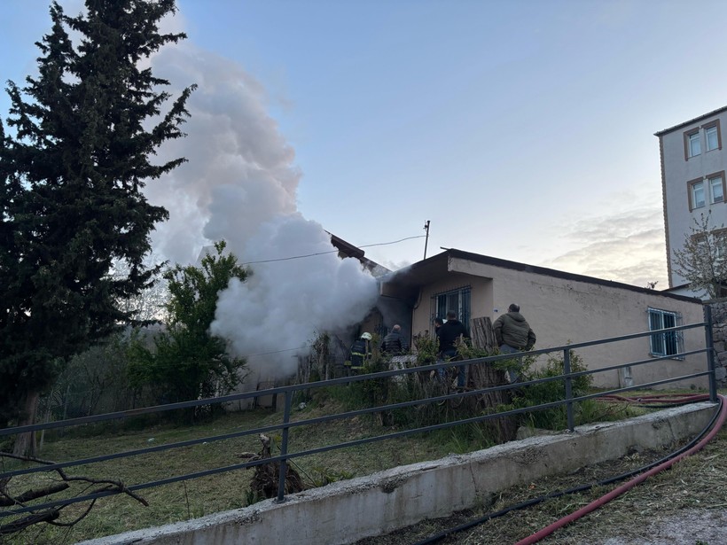 Yaşlı kadın alevlerin arasından son anda kurtarıldı - Resim : 2
