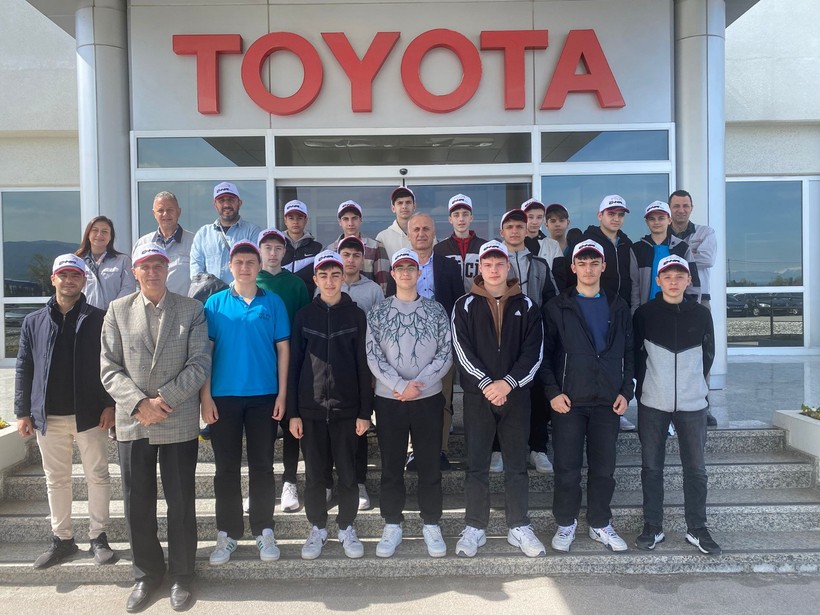 Karamürsel 100. Yıl MTAL, otomotiv sektöründeki üretim süreçlerini Toyota da gözlemledi - Resim : 3