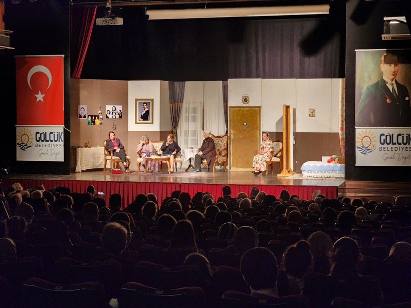 Gölcüklü kadınların tiyatro performansı, hayran bıraktı - Resim: 1
