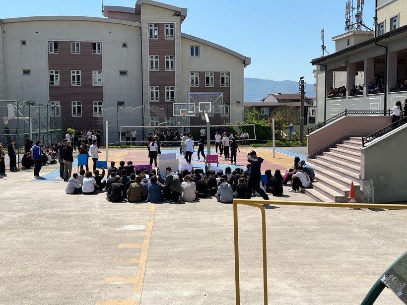 Kocaeli’de lise öğrencileri öğretmenleri için eylemde - Resim : 1
