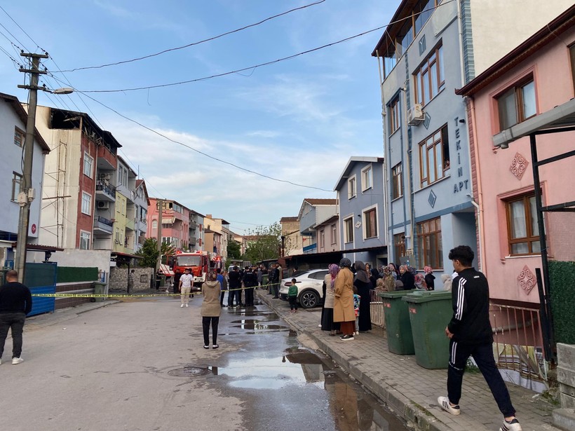Çatı katında çıkan yangın yürekleri ağza getirdi... Korku ve panikle terk ettiler! - Resim : 1