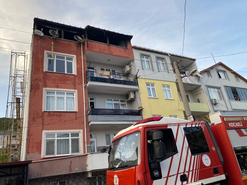 Çatı katında çıkan yangın yürekleri ağza getirdi... Korku ve panikle terk ettiler! - Resim : 2