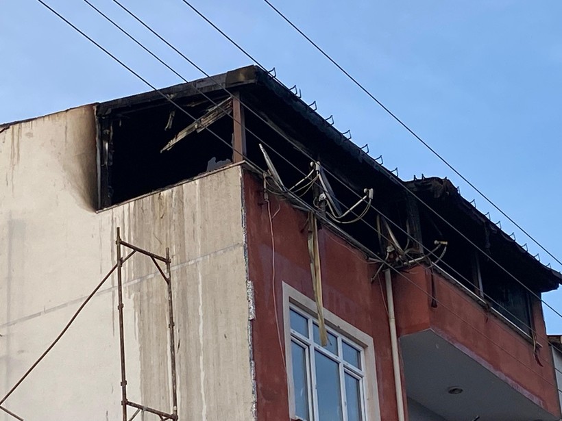 Çatı katında çıkan yangın yürekleri ağza getirdi... Korku ve panikle terk ettiler! - Resim : 3