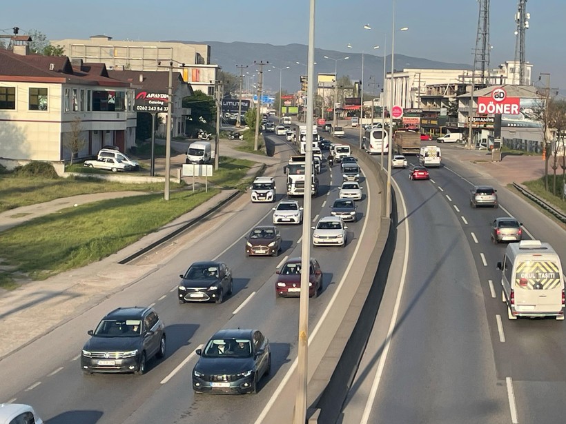 Trafik çilesi bitmiyor! İzmit yolu adım adım ilerledi - Resim : 1