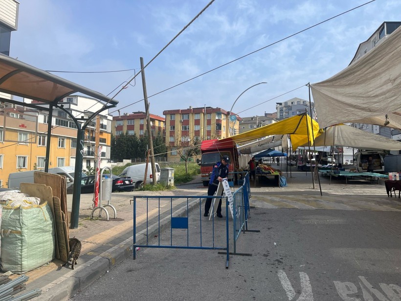 Kurallarına uymayan pazarcı esnafının tezgahı kapatıldı - Resim : 1