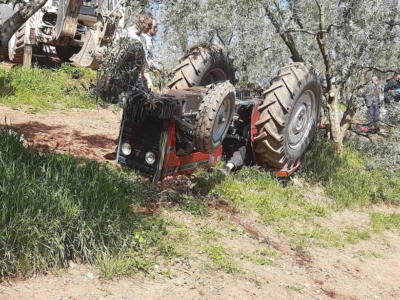 Traktörün altında kaldı hayatını kaybetti - Resim : 1