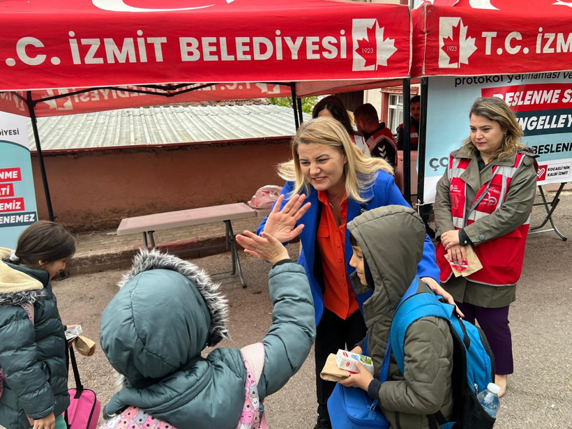 Fatma Kaplan Hürriyet okul önüne gidip yemek dağıttı! - Resim : 2