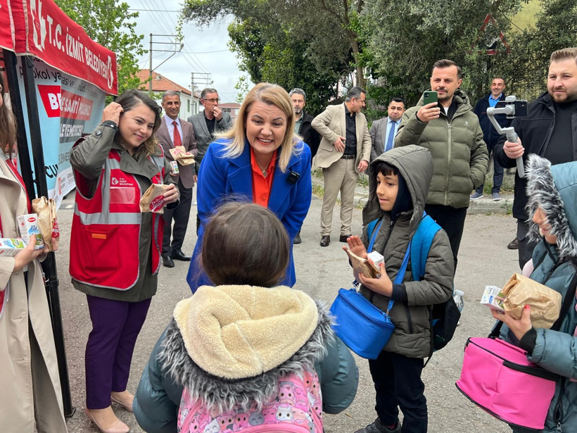Fatma Kaplan Hürriyet okul önüne gidip yemek dağıttı! - Resim : 3