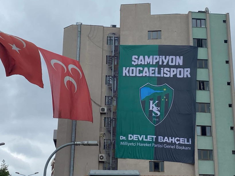 MHP il binasında Devlet Bahçeli yazılı Kocaelispor bayrağı… "Kocaelispor bu şehrin kalbidir" - Resim : 1