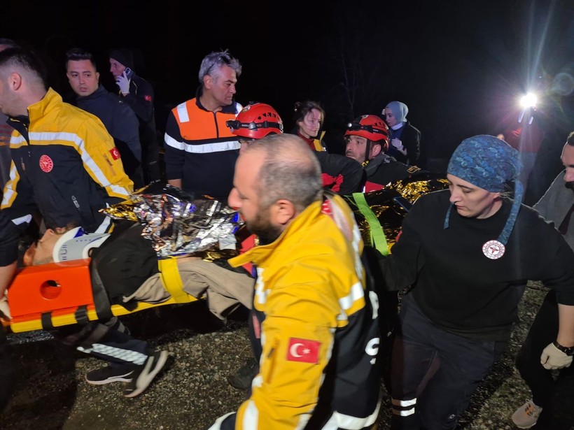 Otomobil takla attı: 3 ölü, 2 yaralı - Resim: 5