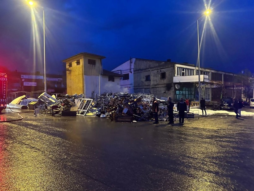 Yıldırım düşen hurdalıkta yangın çıktı! - Resim : 1