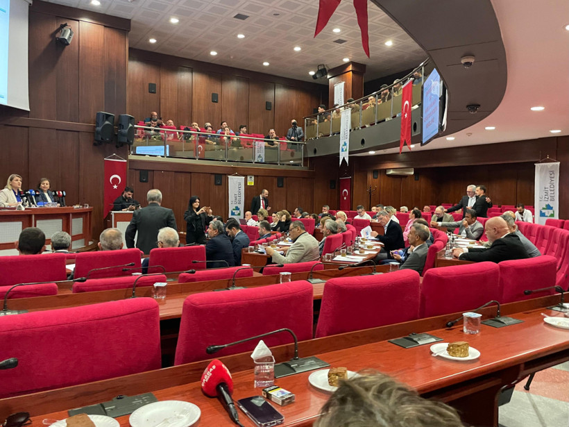 İzmit Meclisi'nde 11 madde 1 dakikada geçti - Resim : 2