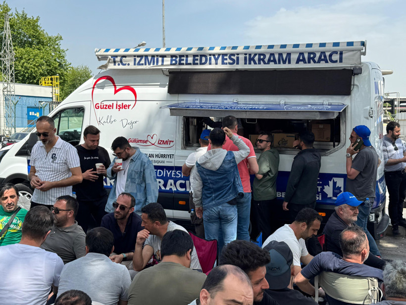 Eylemdeki işçilere İzmit Belediyesi’nden çorba ikramı! - Resim : 2