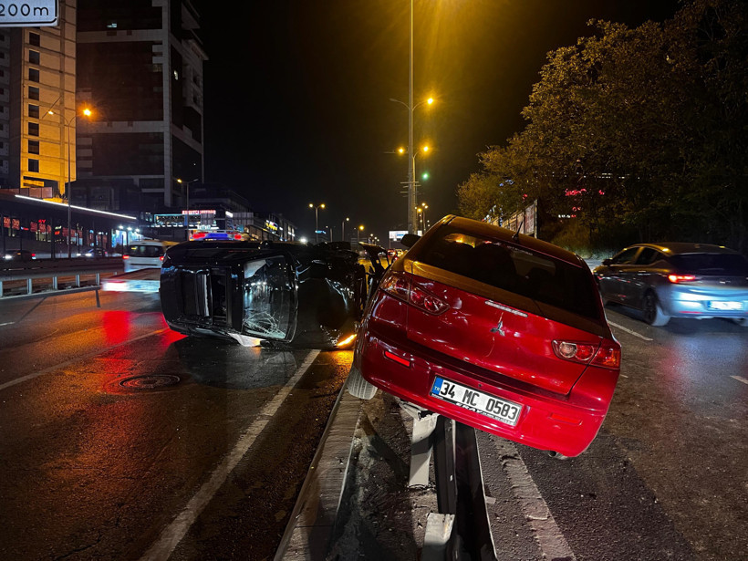 D100'de zincirleme kaza! Araç takla attı, yol kapandı - Resim : 1