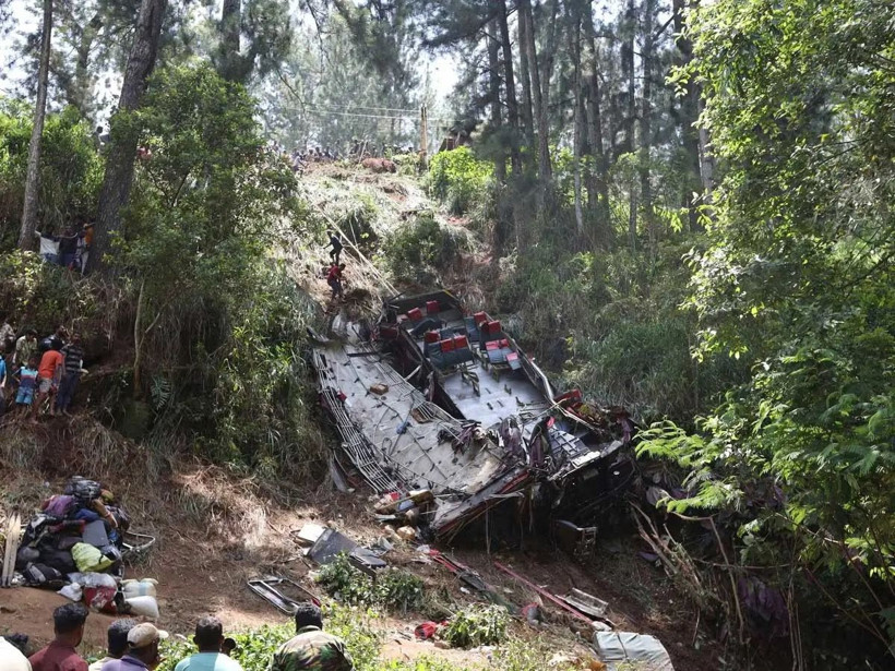 Otobüs uçuruma yuvarlandı! Can pazarı yaşandı! - Resim: 1