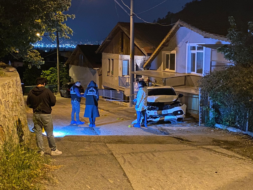 Nedeni henüz bilinmiyor... Otomobil kurşun yağmuruna tutuldu! - Resim : 4