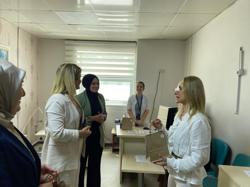 AK Parti İzmit İlçe Kadın Kolları'ndan hemşirelere ziyaret - Resim : 3