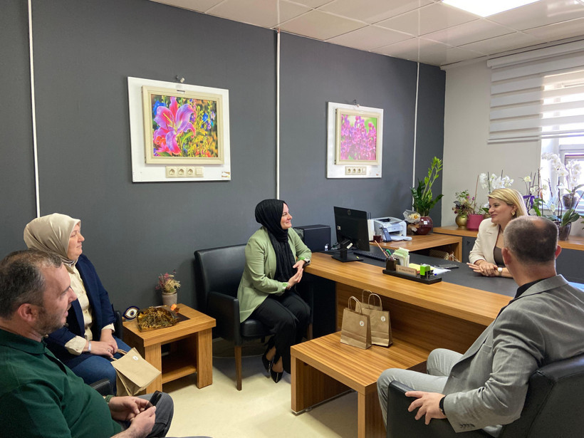 AK Parti İzmit İlçe Kadın Kolları'ndan hemşirelere ziyaret - Resim : 1