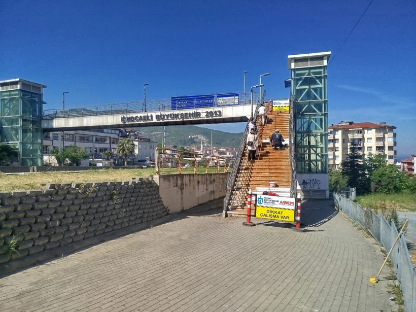 Gölcük'teki üst geçitler elden geçiriliyor - Resim : 2