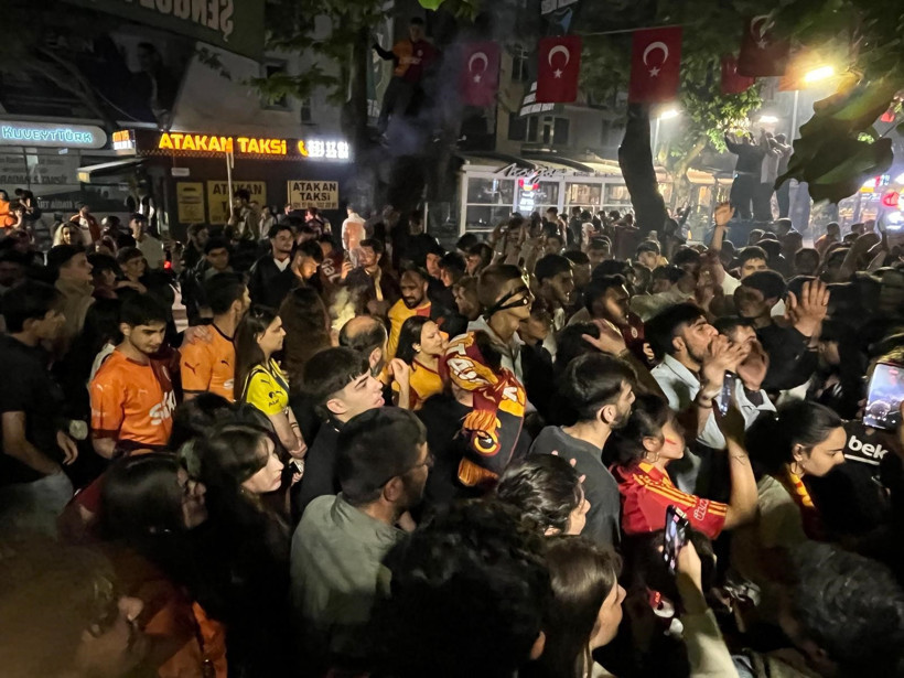Kocaeli'de dikkat çeken kare! Fenerbahçe forması ile Galatasaray'ın şampiyonluğunu kutladı - Resim : 1