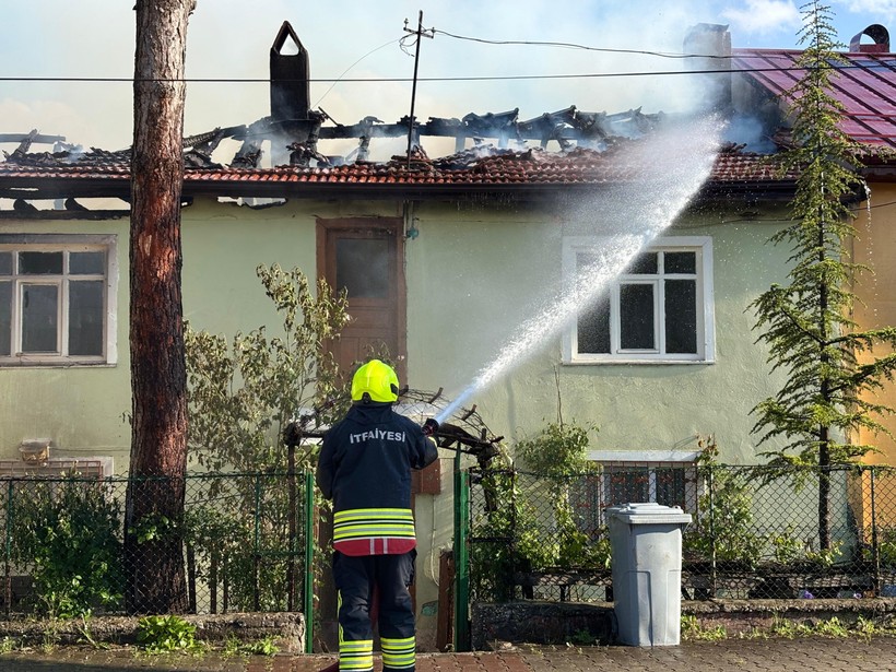 İki ev ve bir depo alev alev yandı! - Resim : 2