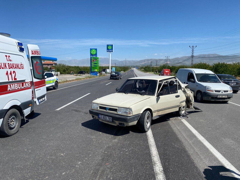 İki araç birbirine girdi! 4 kişi yaralandı - Resim : 2