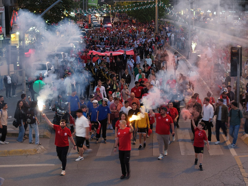 İzmit’te binlerce kişi “19 Mayıs Korteji”nde buluştu! - Resim : 1