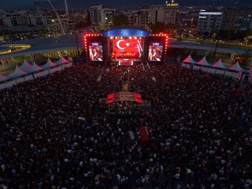 19 Mayıs’ta da Kocaelispor unutulmadı: Büyükakın forma verdi, Fatma Turgut kutladı - Resim : 3