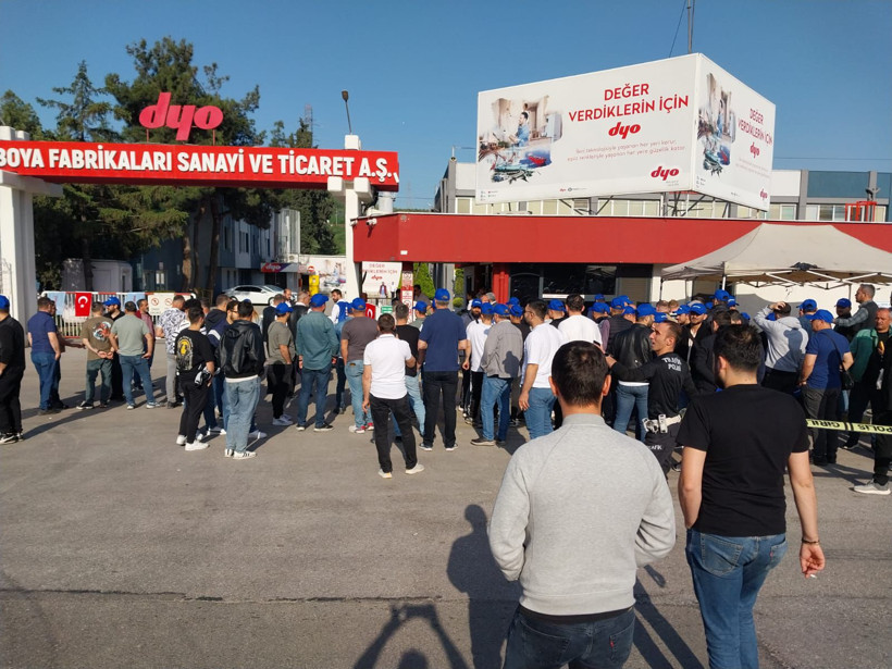 Türkiye’nin dev boya fabrikasında grev başladı! İşçiler fabrika önünde direnişe geçti - Resim : 1